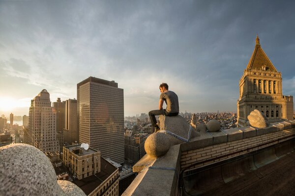 Nowy Spider-Man siedzi na dachu wieżowca