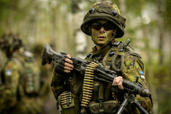 Soldado Estonio en el bosque con pelemetoi