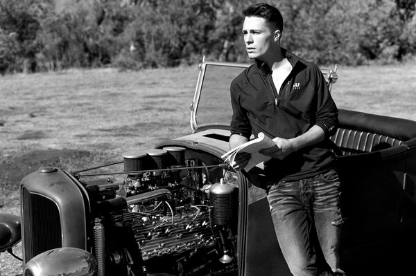 Portrait noir et blanc d un homme sur fond de voiture