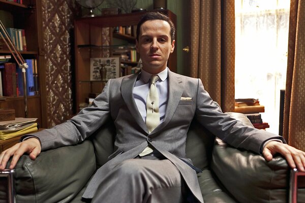 Andrew Scott est assis sur une chaise