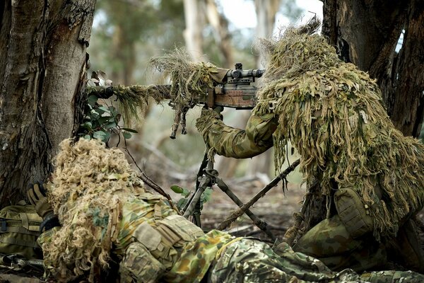 Les soldats sous couverture tirent pour tuer