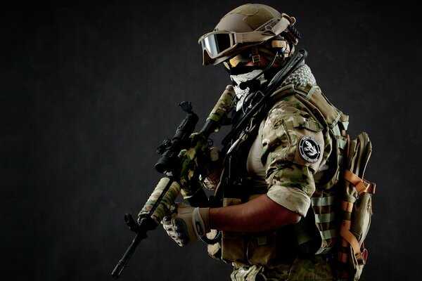Soldat avec des vêtements spéciaux avec des armes