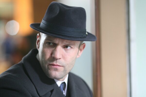 Acteur Jason Statham dans le chapeau