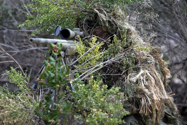 Japanischer Soldat im Hinterhalt