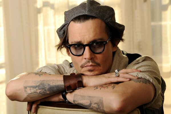 Johnny Depp con gafas y gorra