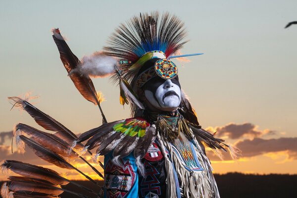 Hombre con traje nacional en medio de la puesta de sol