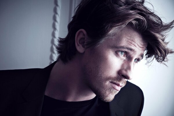 Schauspieler garrett hedlund Blick