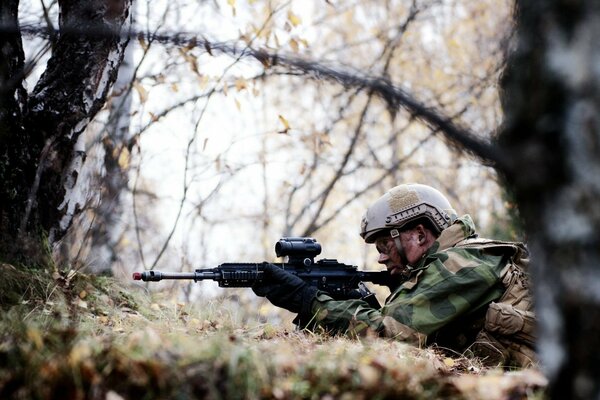 Ein Soldat der norwegischen Armee bereitet sich darauf vor, zu schießen