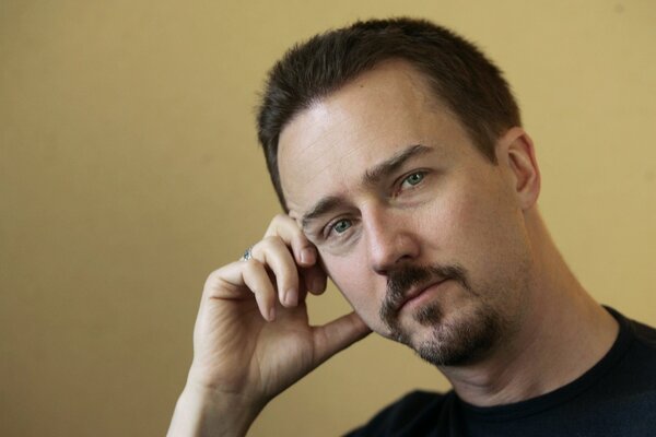 Nachdenklicher Schauspieler Edward norton