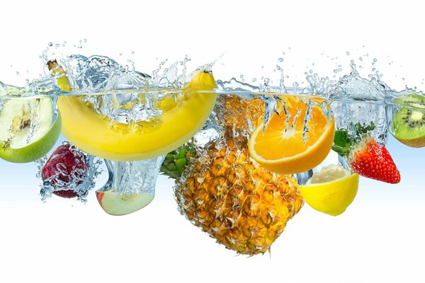 Mélange de baies et de fruits dans l eau