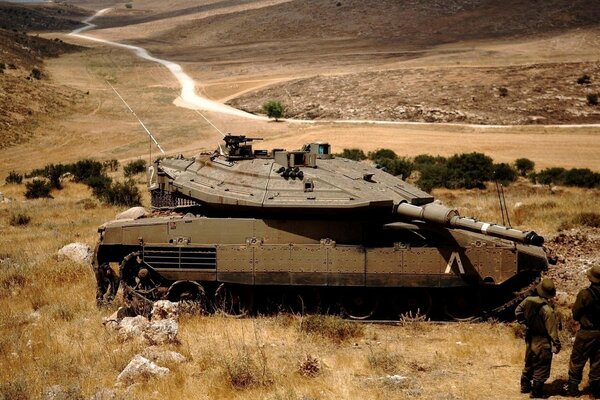 Tanque de batalla en el desierto de Israel