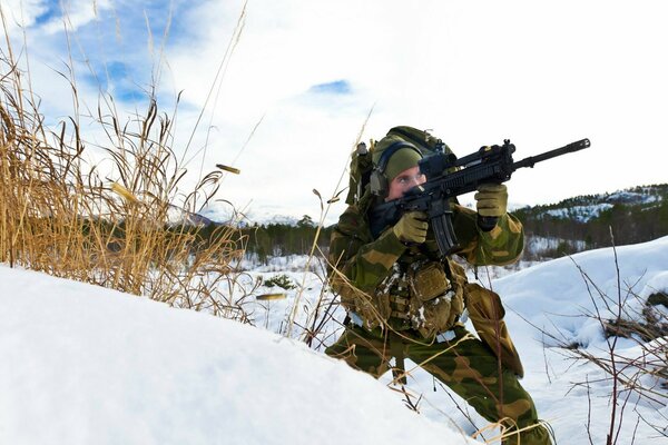 Norwegischer Soldat im Winterkrieg bereit für den Kampf
