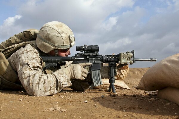 US-Soldat mit Waffen