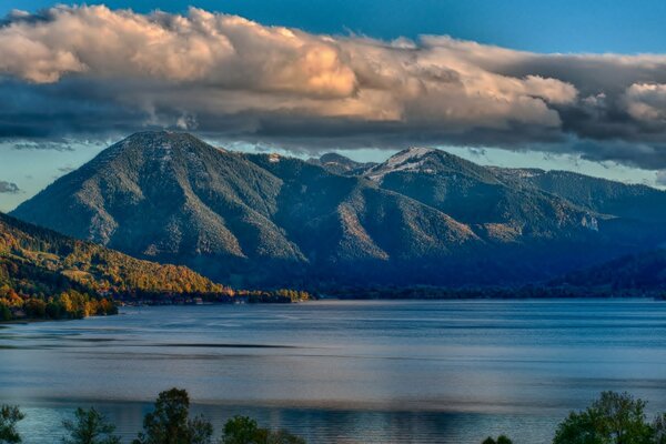 Morgendlicher Bergsee im Schleier der Wolken