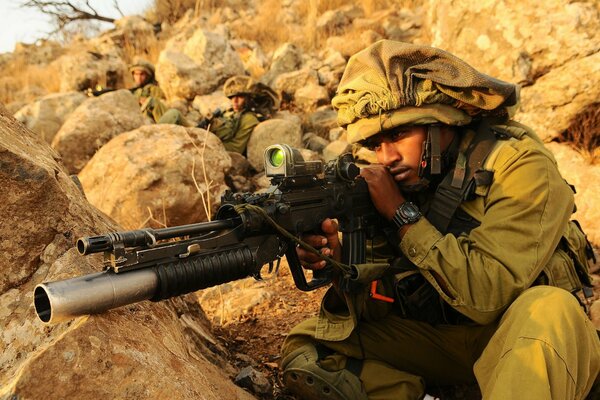 Soldat en Israël avec des armes