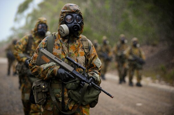 Soldats en camouflage avec des fusils automatiques