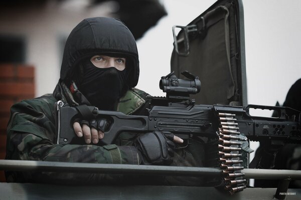 Soldado militar con armas en Ready