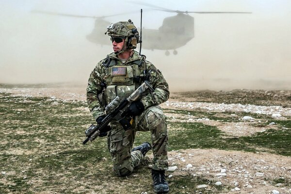 Militärsoldat in der Nähe von Boeing CH-47 Chinook