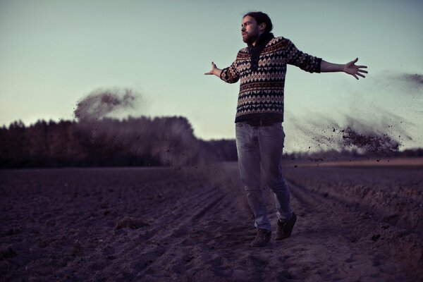 Foto chico caminando por el campo de la tierra