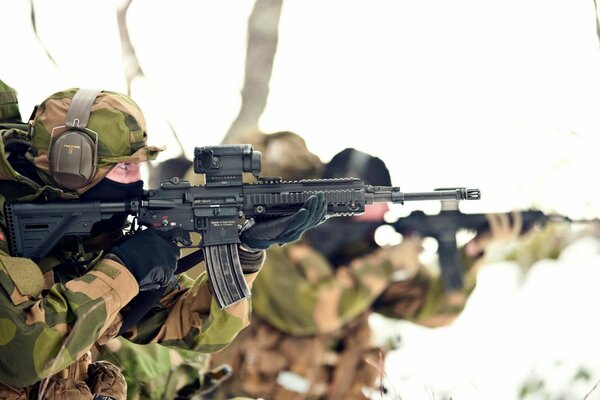 Ejército de soldados con armas libran batalla