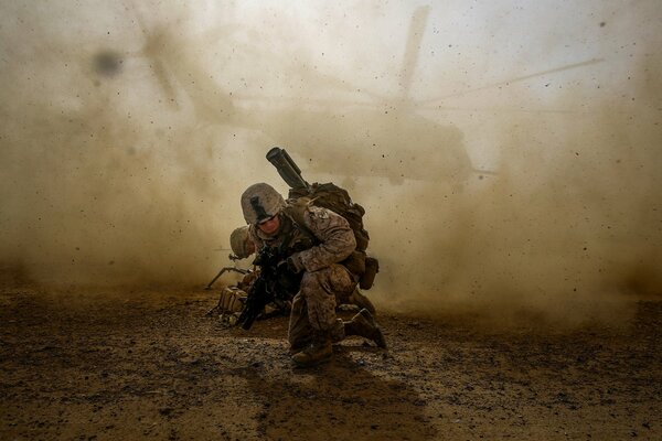 Soldado en combate. Helicóptero. Ejército