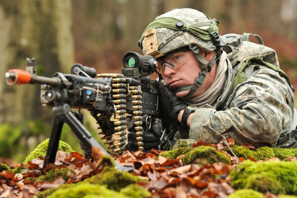 Soldat de l armée américaine avec des armes