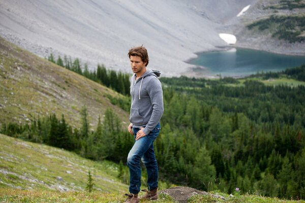 Homme en veste grise sur fond de nature