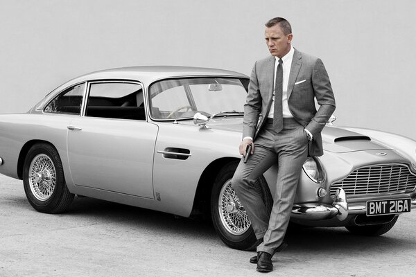 Неповторимый и крутой Джеймс Бонд рядом со своим крутым авто