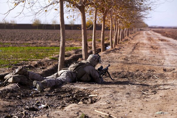 Soldat liegt in einem Hinterhalt