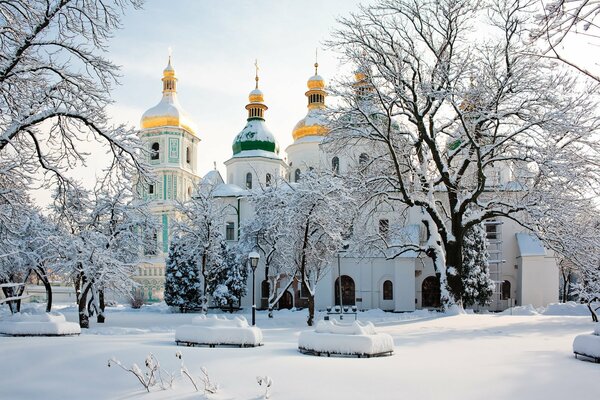 Cathédrale de Kiev en hiver comme un symbole de pureté