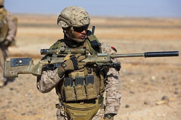 Un soldat américain appuie son arme fermement contre le corps
