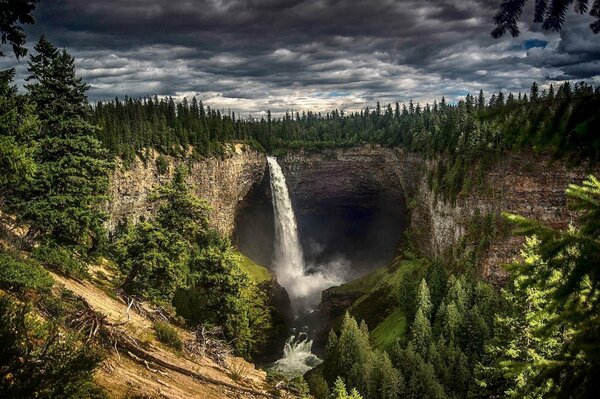 Ciel couvert. Cascade parmi les rochers