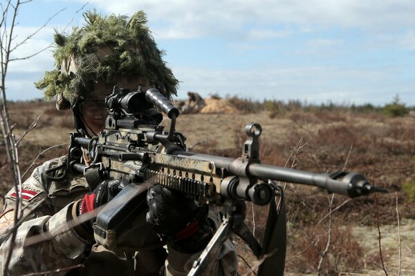 Foto di un soldato dell esercito lettone nella foresta