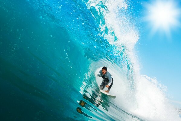 Un homme sur le surf a attrapé une vague