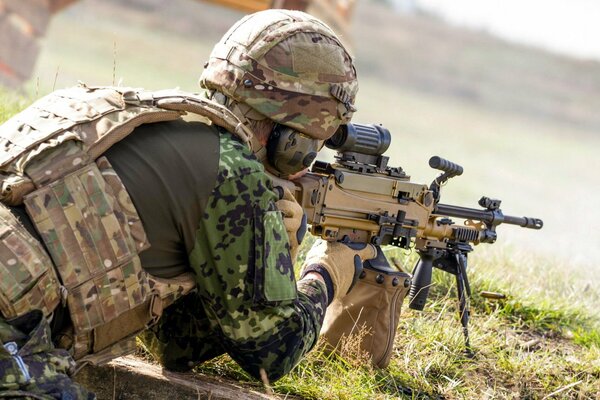 Un soldado Danés yacía con una ametralladora en una trinchera