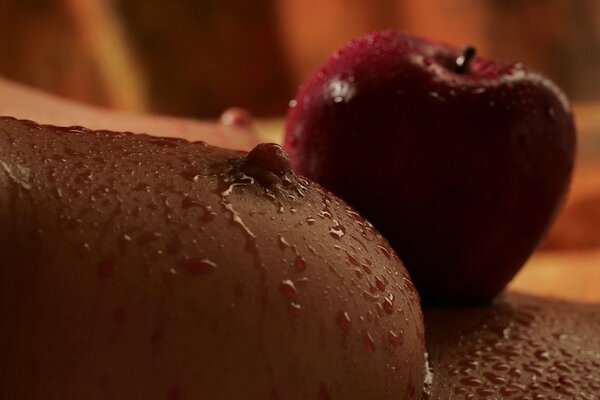 Czerwone jabłko i kobiece piersi