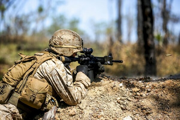 Soldat avec des armes lors de l exécution