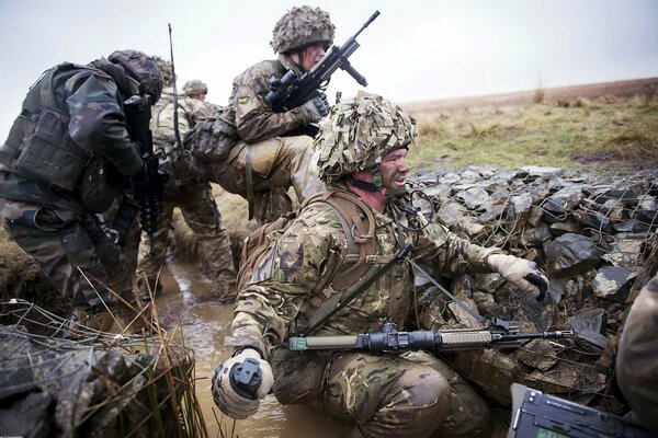 Britische Soldaten auf dem Schlachtfeld