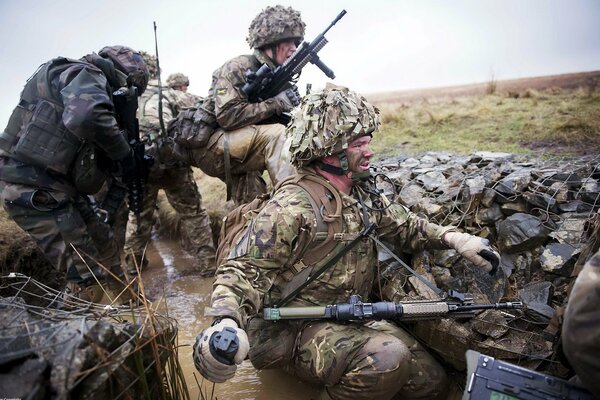 Британские солдаты на поле боя
