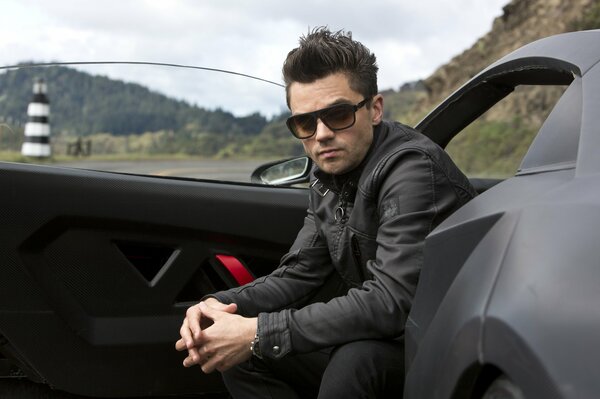 Attore Dominic Cooper. Auto