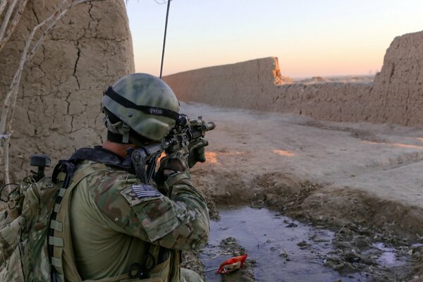 Soldado de las fuerzas especiales apunta a un objetivo