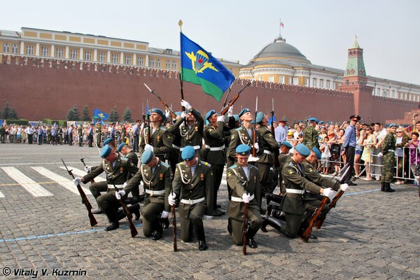 Парад в день вдв на красной площади