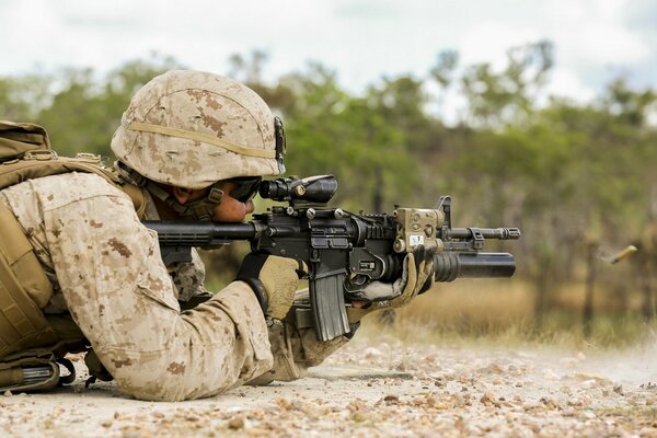 Soldat avec des armes à la main tire