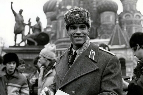 Foto in bianco e nero di Schwarznegger a Mosca sul set del film