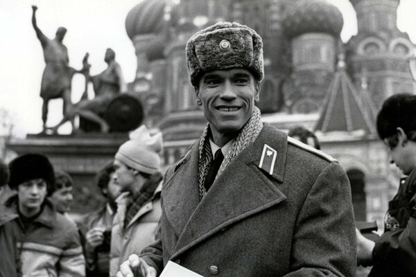 Czarno-białe zdjęcie Schwarzeneggera w Moskwie na planie filmu