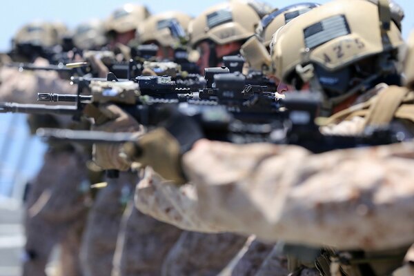 Les soldats en camouflage sont descendus au champ de tir