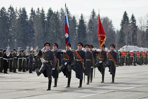 Militares en desfile rinden homenaje