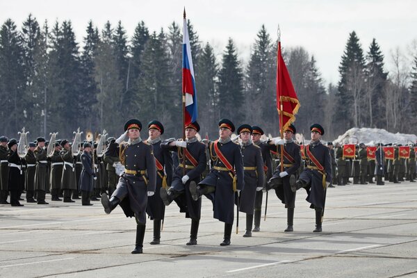 Les militaires au défilé donnent l honneur