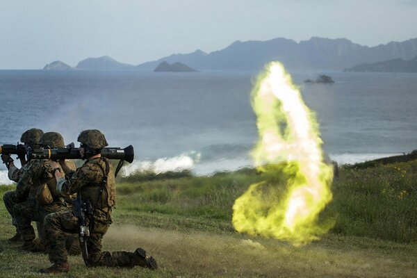 Les soldats tirent des armes sur la cible