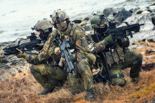 Drei junge Soldaten stürmen die Bundeswehr